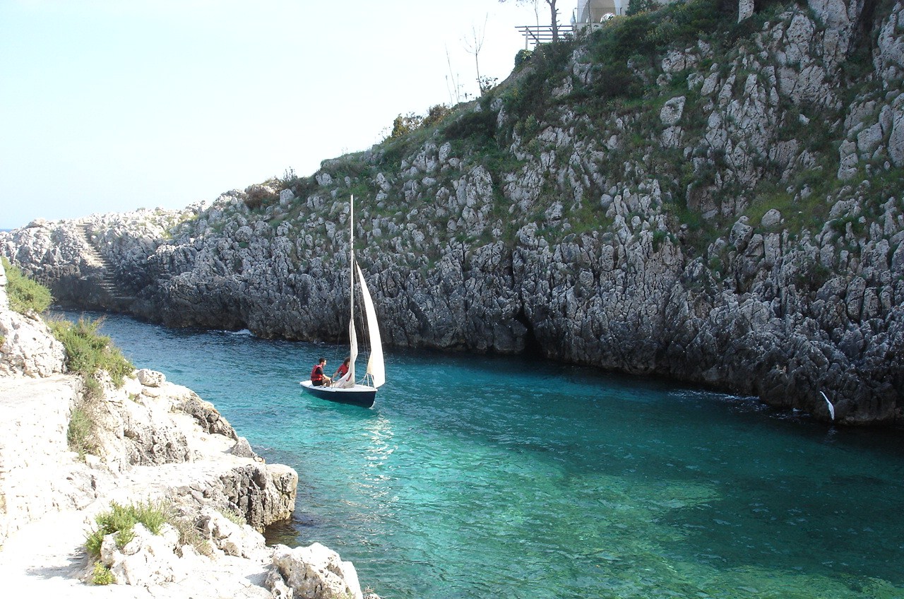 A sailing boat in the cove at Acquaviva